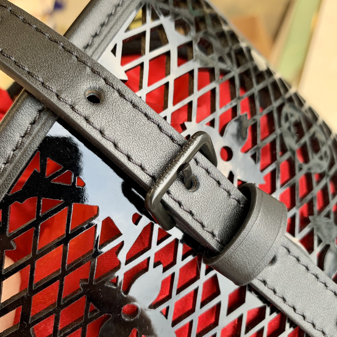 l**is V*t*n bucket -23x26x16cm