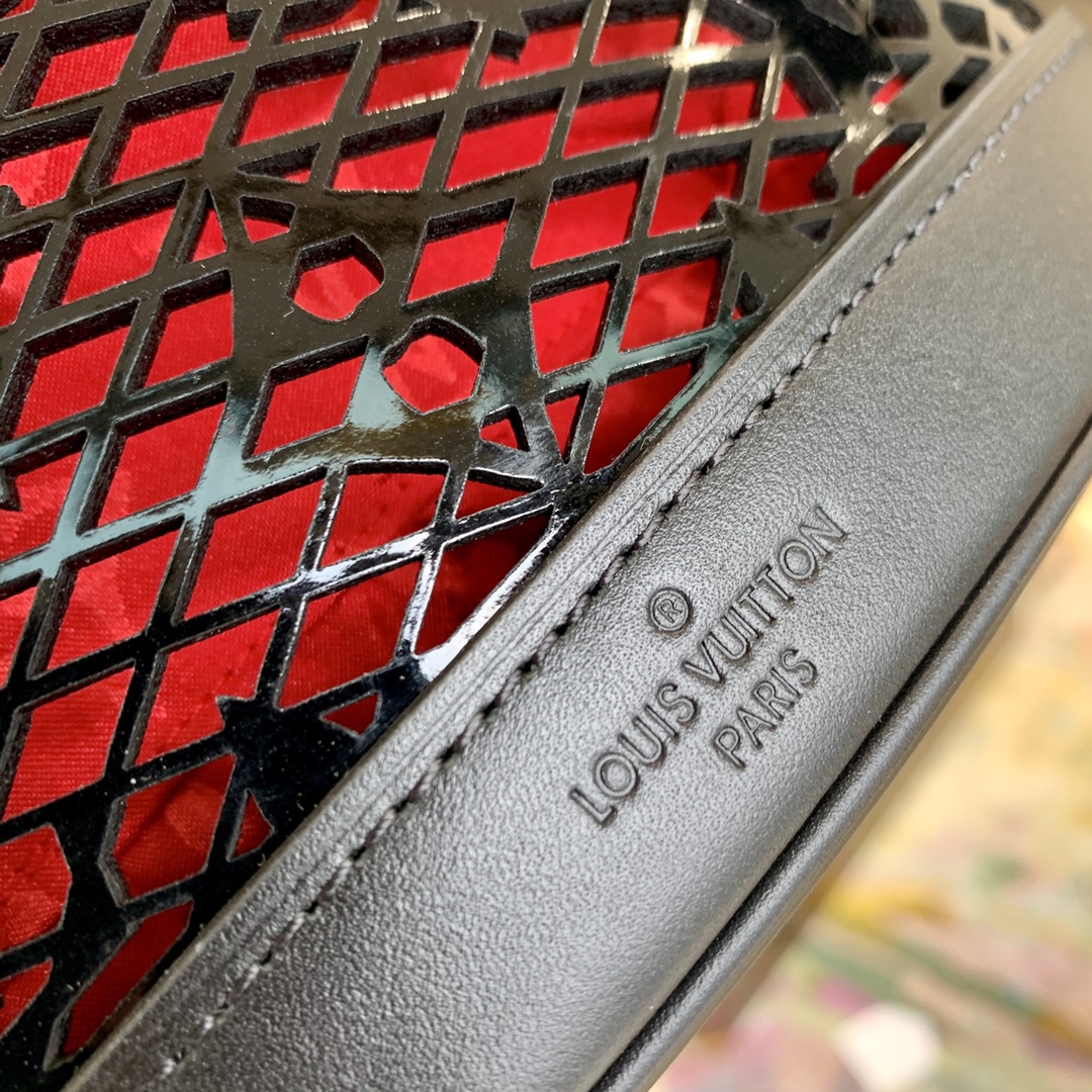 l**is V*t*n bucket -23x26x16cm