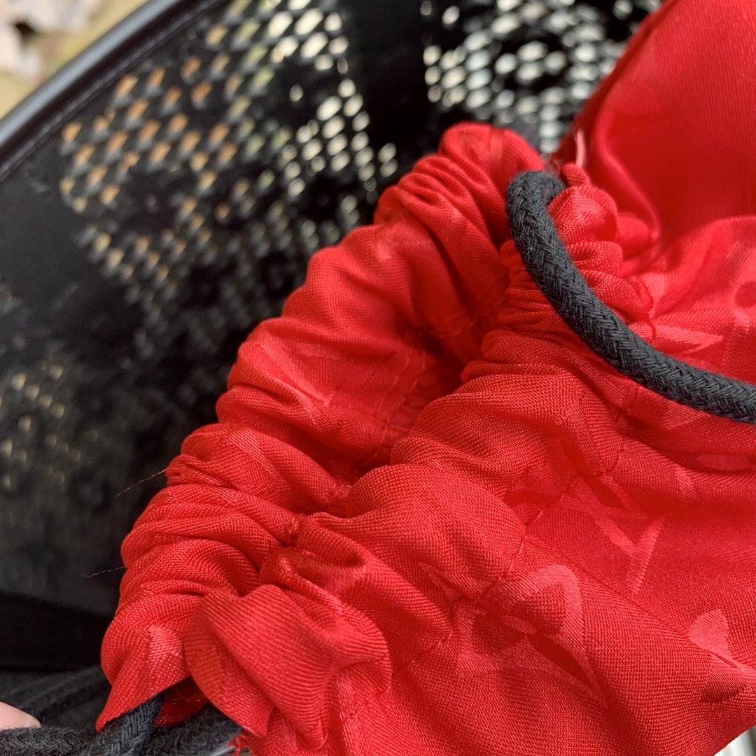 l**is V*t*n bucket -23x26x16cm