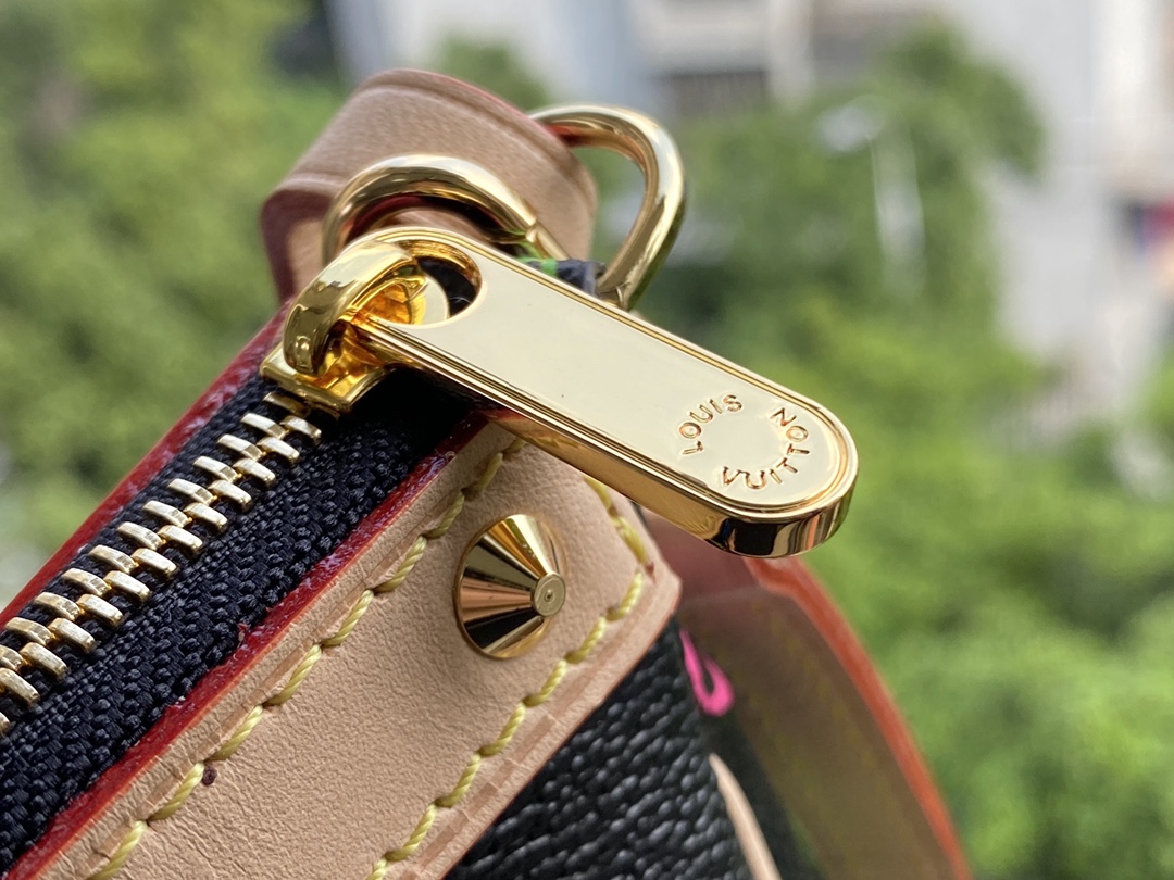 l**is V*t*n pochette accessories-21*13*3cm