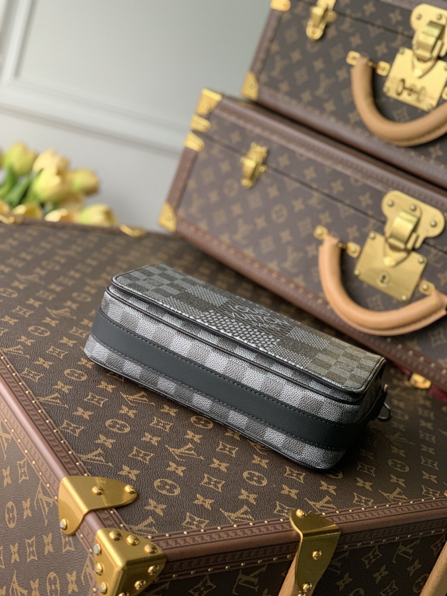 l**is V*t*n studio messenger bag-23.5* 14*5 cm