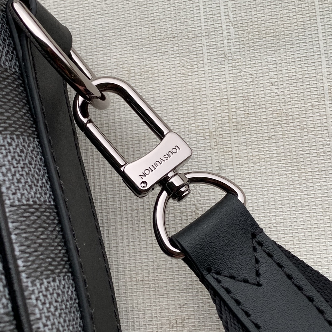 l**is V*t*n studio messenger bag-23.5* 14*5 cm