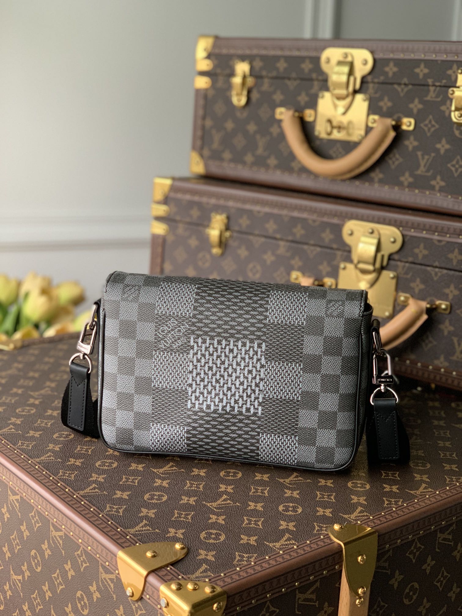 l**is V*t*n studio messenger bag-23.5* 14*5 cm