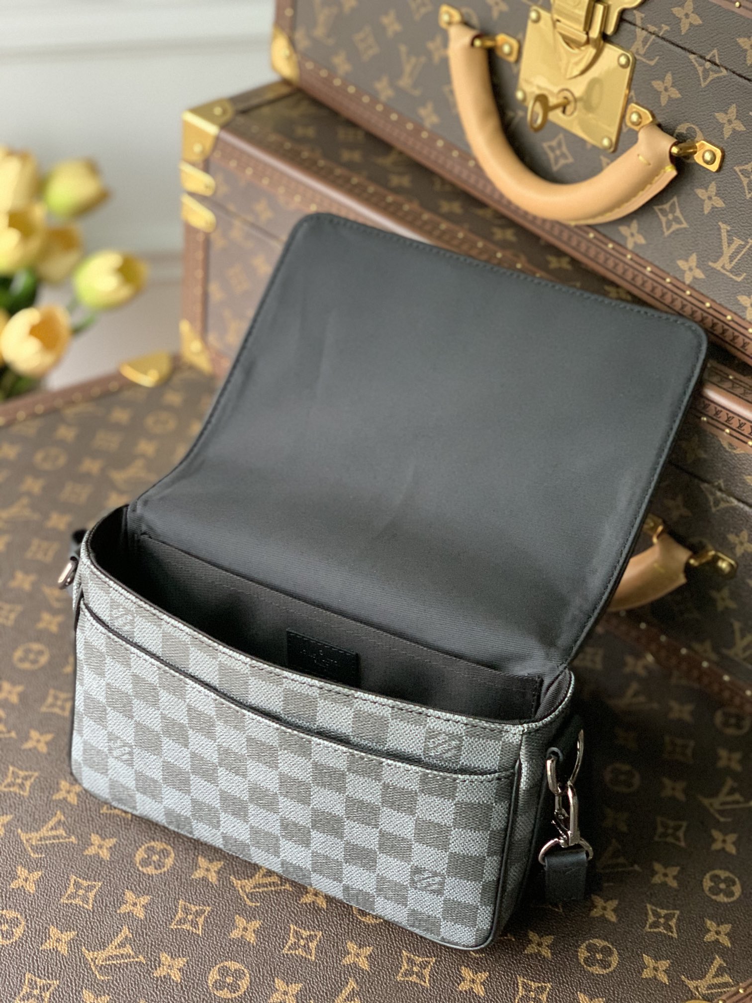 l**is V*t*n studio messenger bag-23.5* 14*5 cm