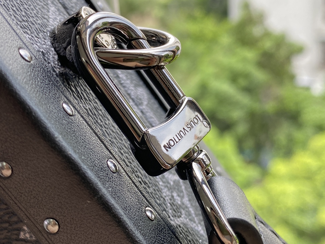 l**is V*t*n clutch box-24 x 16.5 x 8 cm