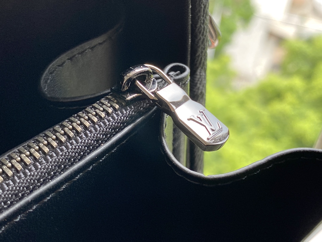 l**is V*t*n clutch box-24 x 16.5 x 8 cm