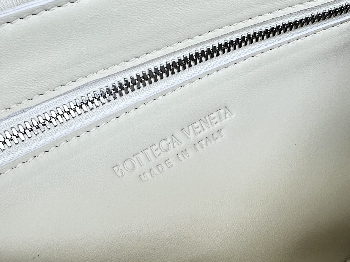 Bo*te*ga ve*ne*ta cassette bag-23x15x6cm