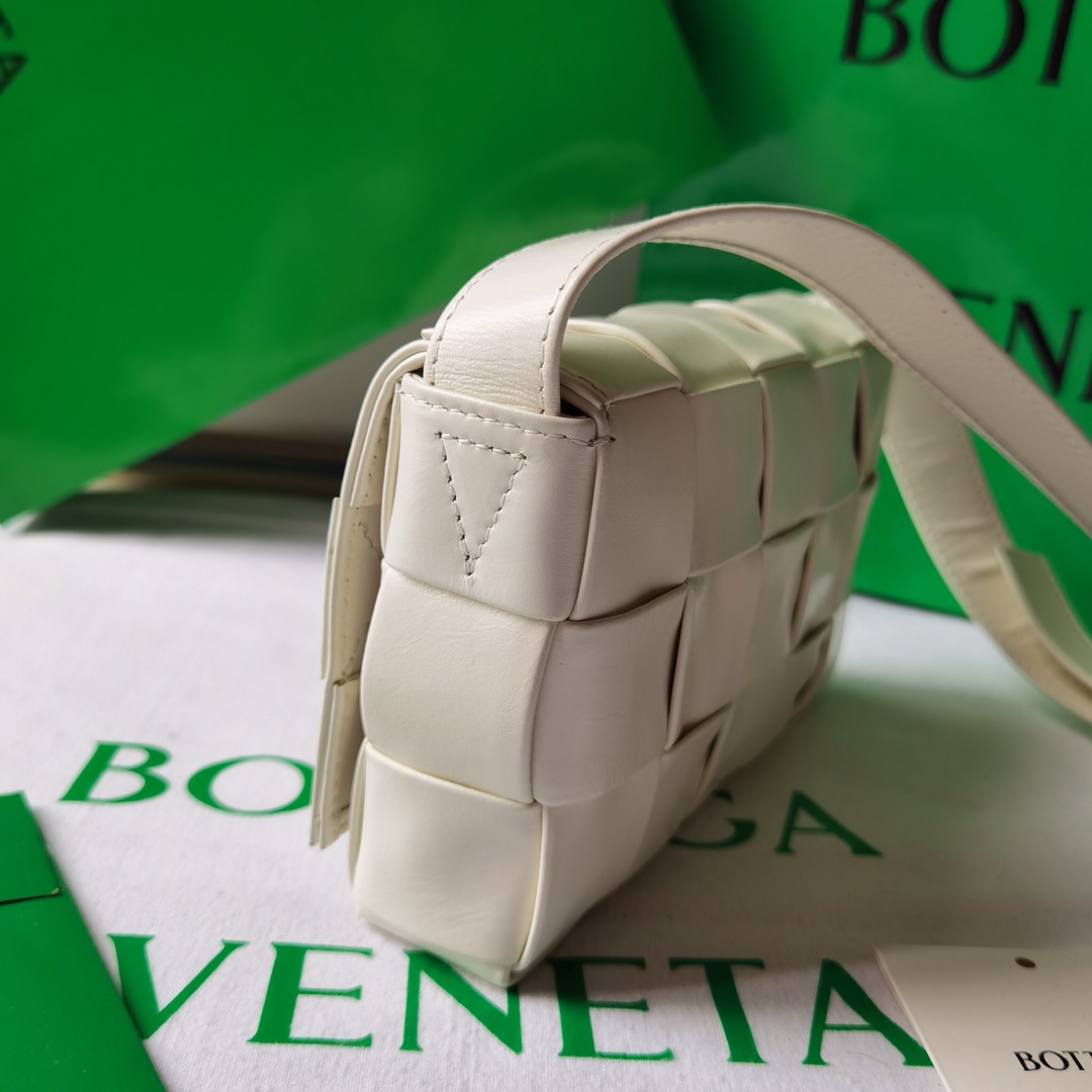 Bo*te*ga ve*ne*ta cassette bag-17.5x10.5x3.5cm