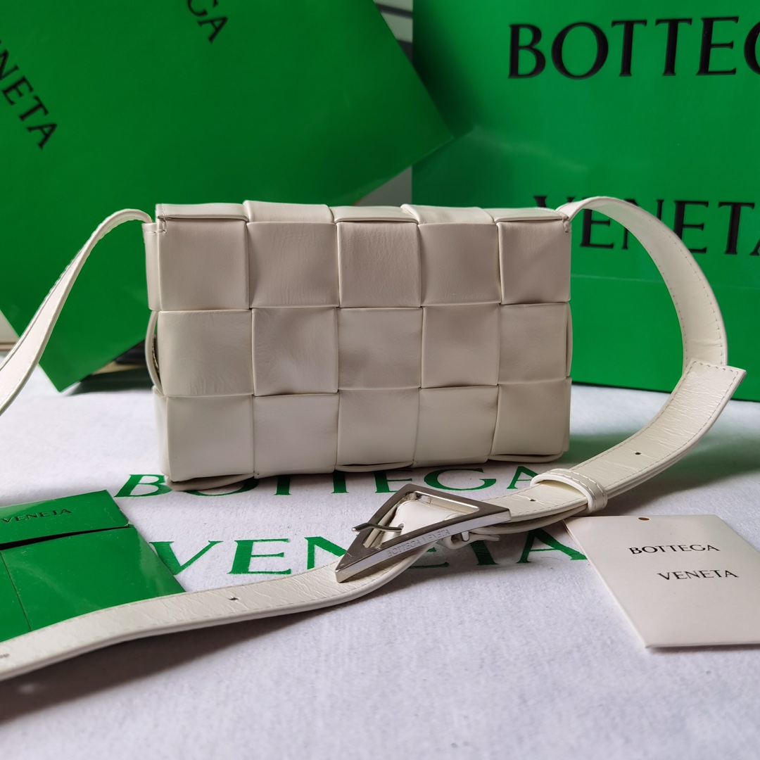 Bo*te*ga ve*ne*ta cassette bag-17.5x10.5x3.5cm