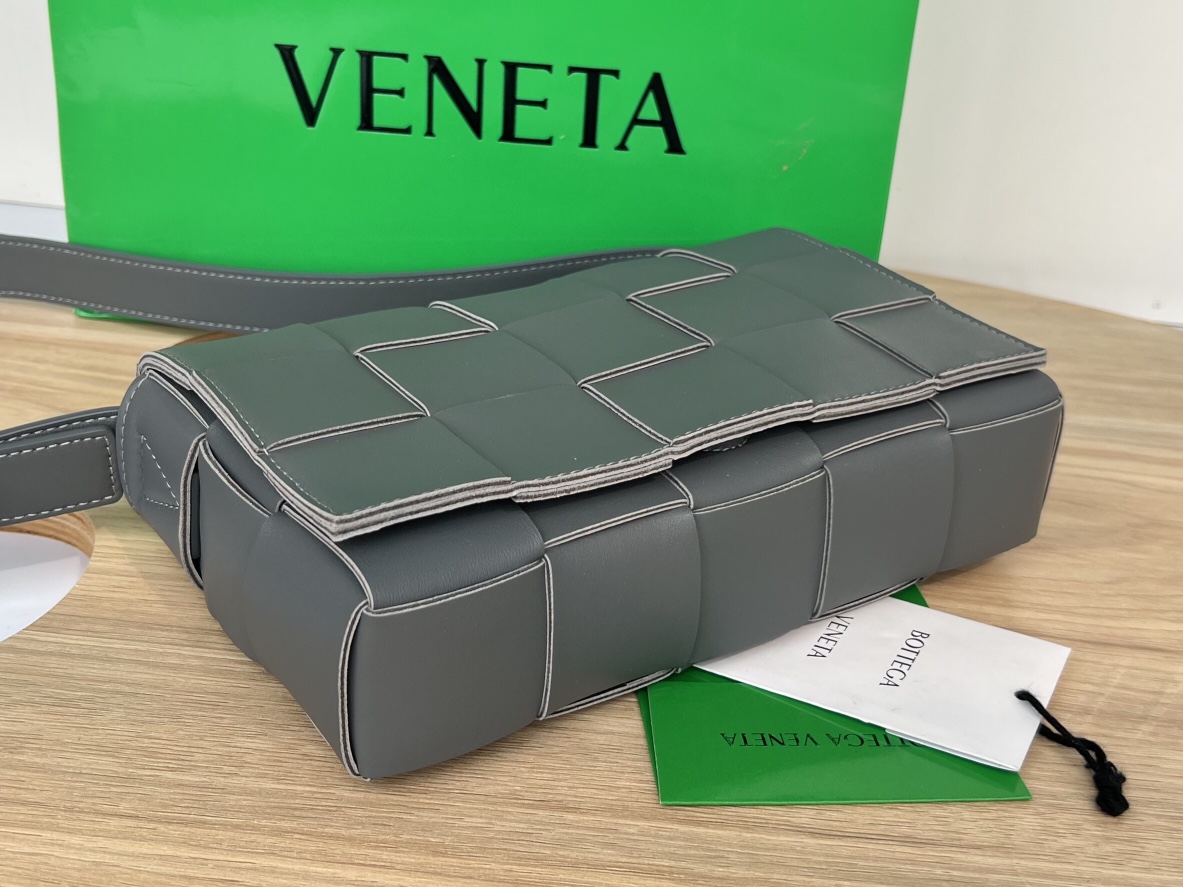 Bo*te*ga ve*ne*ta cassette bag-23x15x6cm