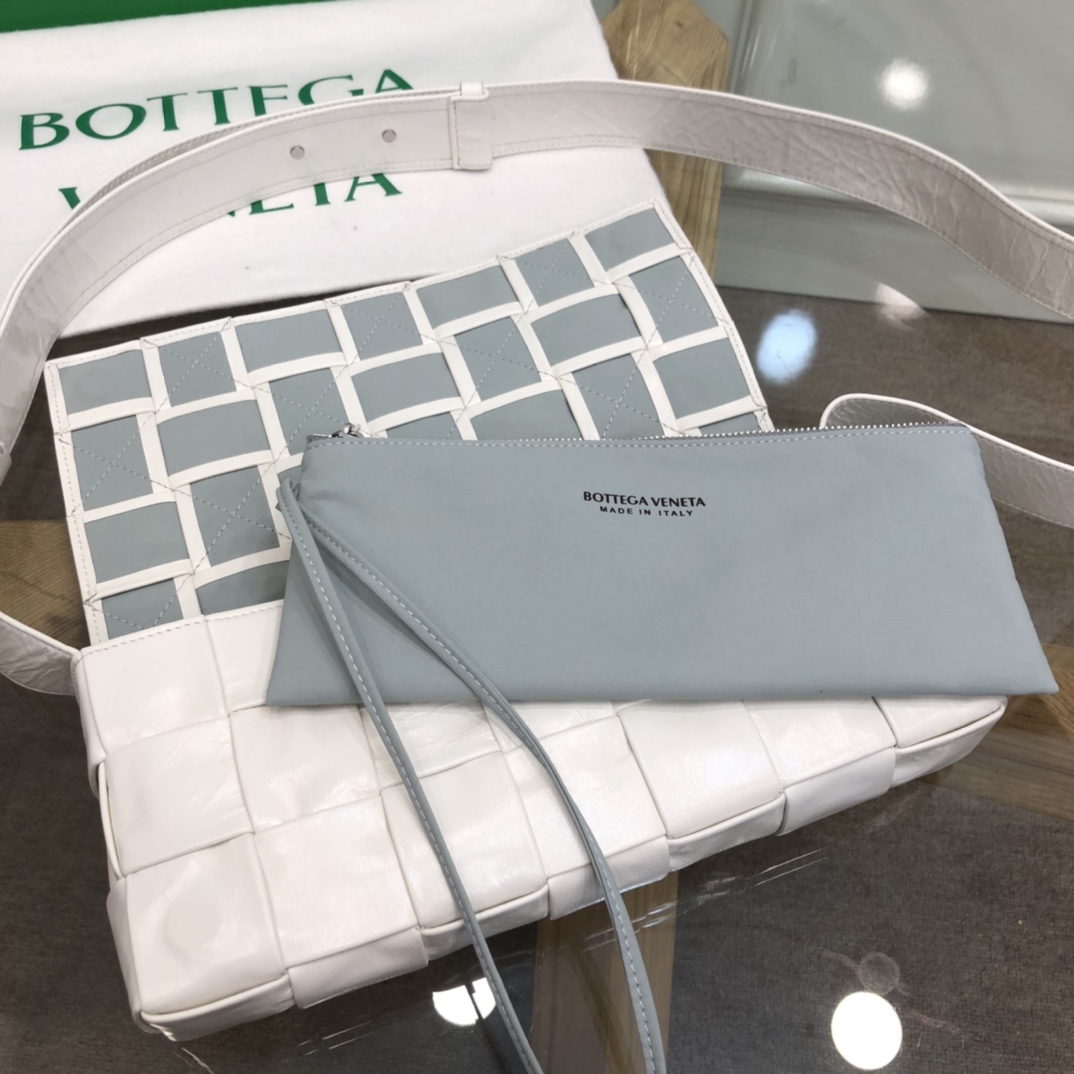 Bo*te*ga ve*ne*ta belt cassette bag-14*28*4cm