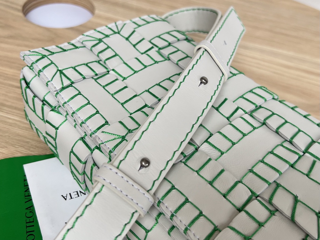 Bo*te*ga ve*ne*ta cassette bag-23x15x6cm