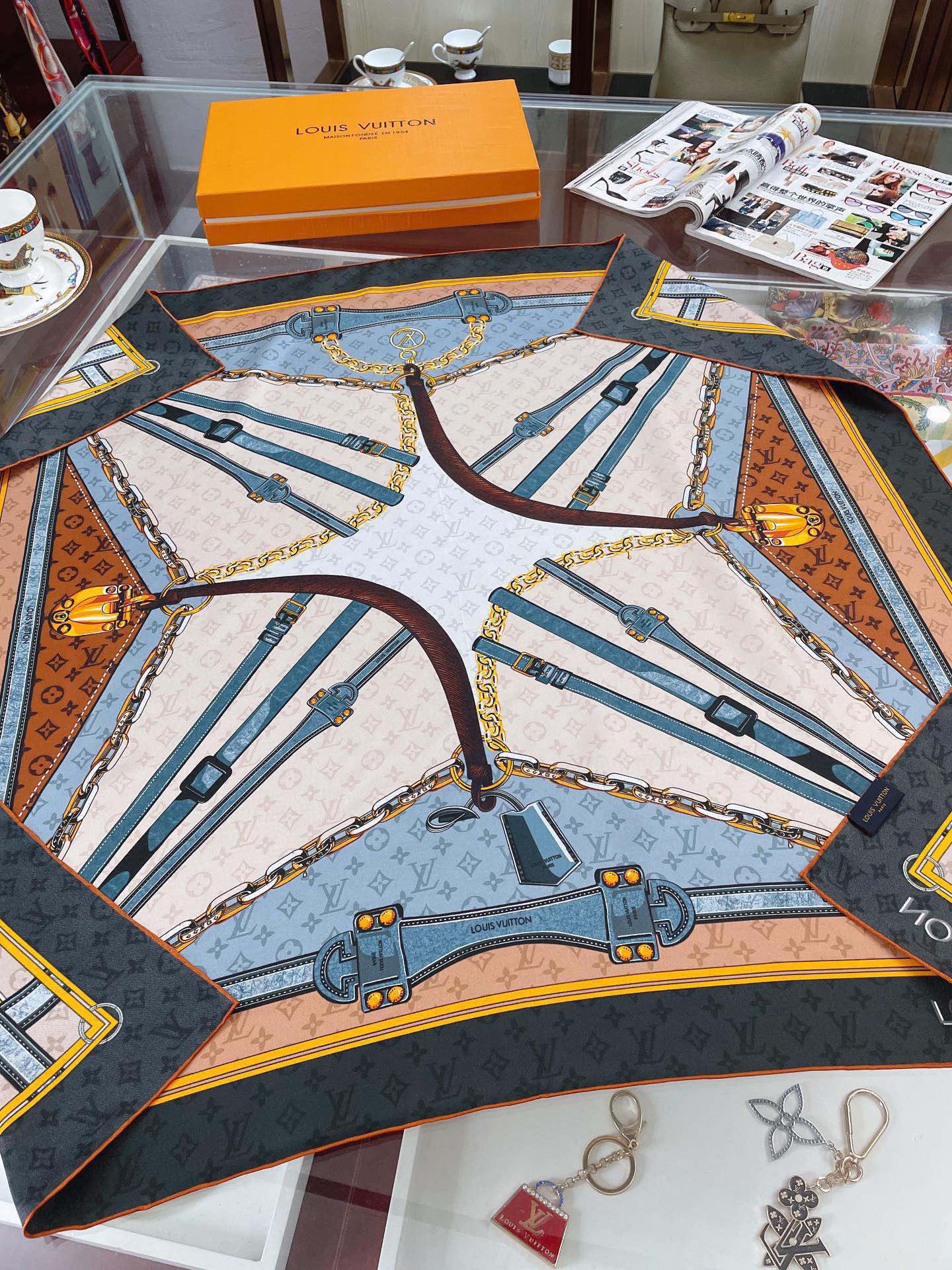 l**is V*t*n silk square scarf-90*90cm