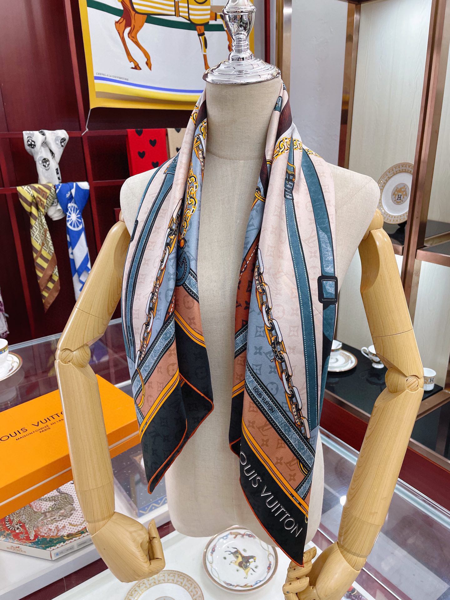 l**is V*t*n silk square scarf-90*90cm