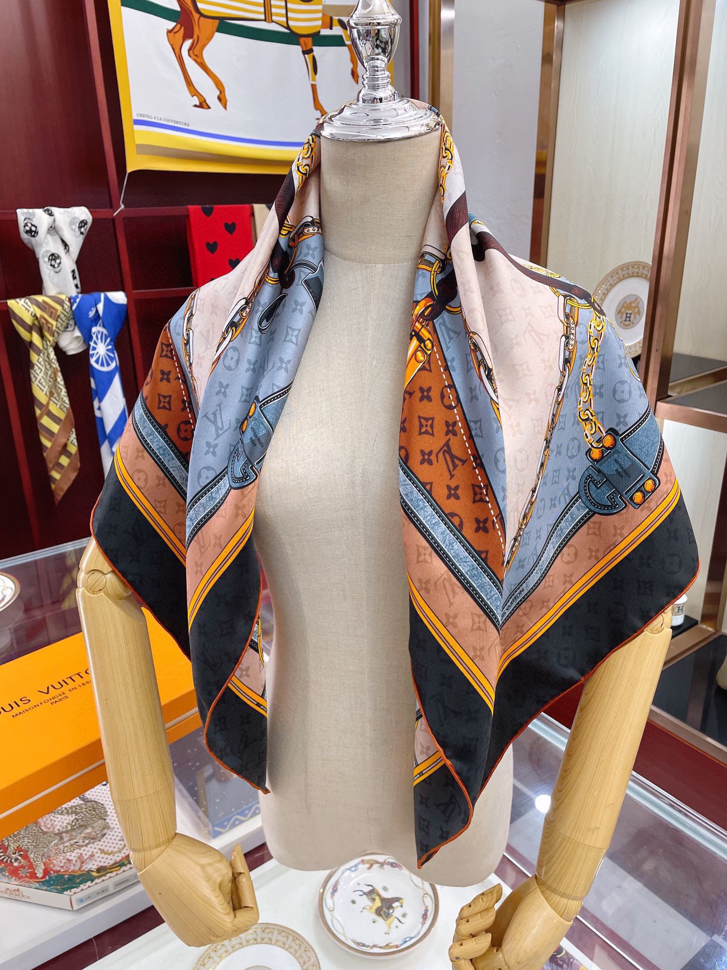 l**is V*t*n silk square scarf-90*90cm