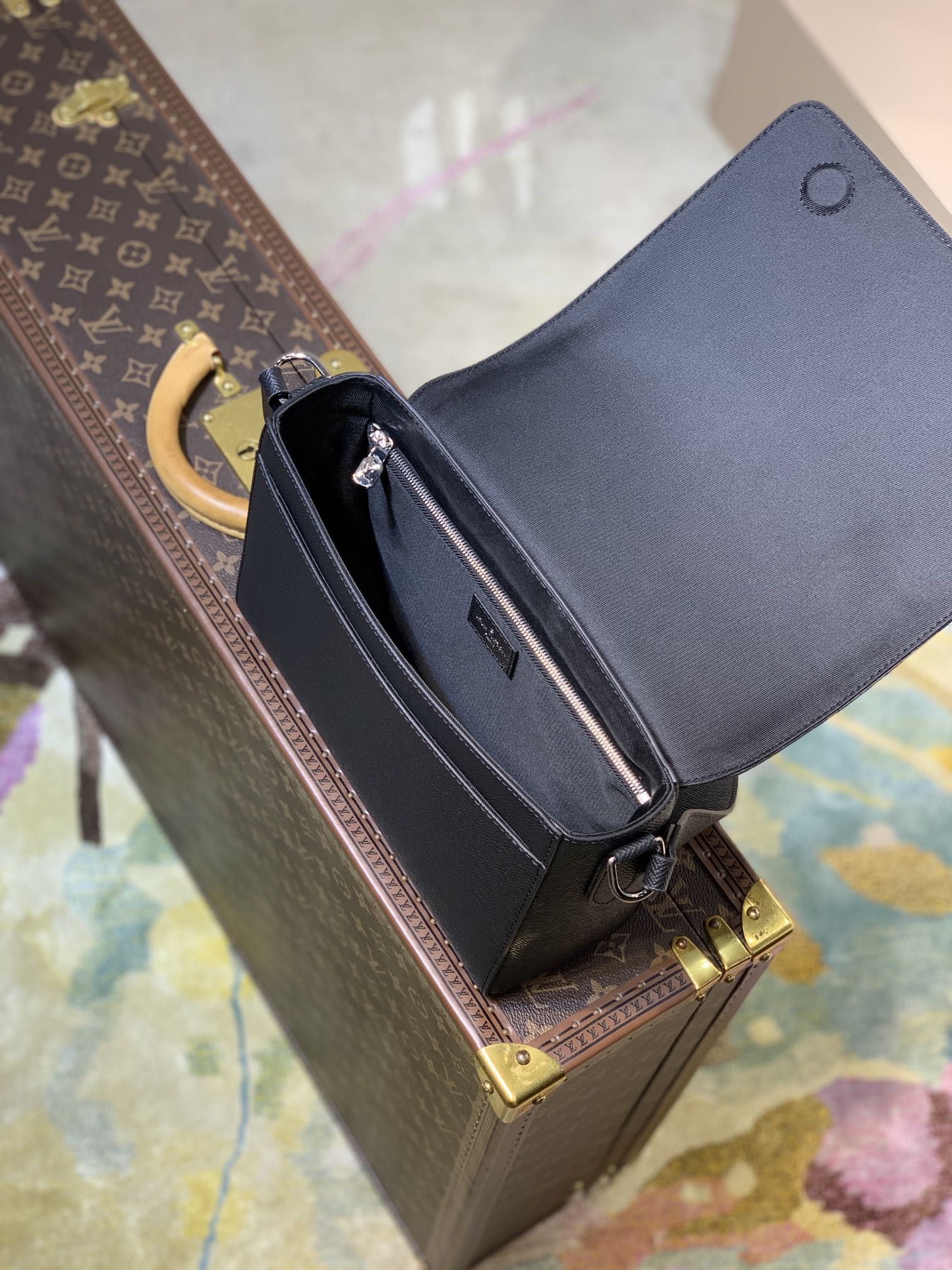 l**is V*t*n new flap bag-m30807-28.3 x 18.3 x 4.3cm