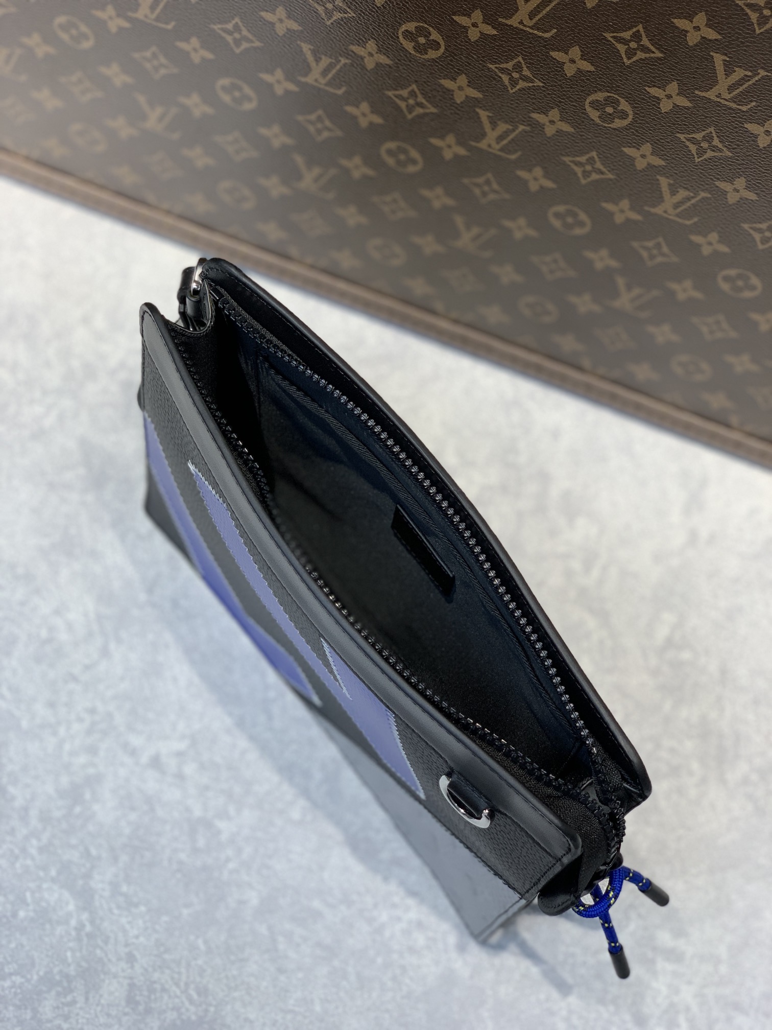 l**is V*t*n standing pouch-21*27*5cm