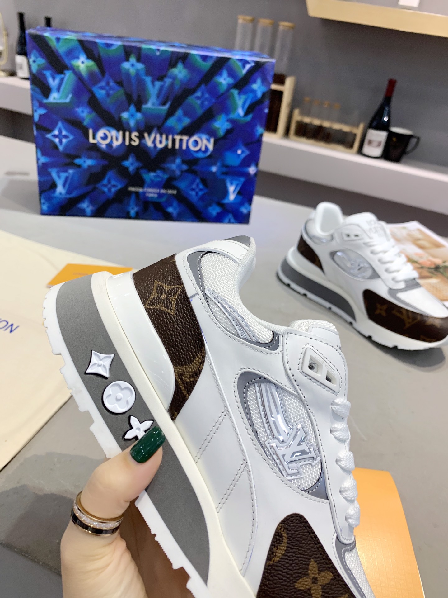 l**is V*t*n sneakers