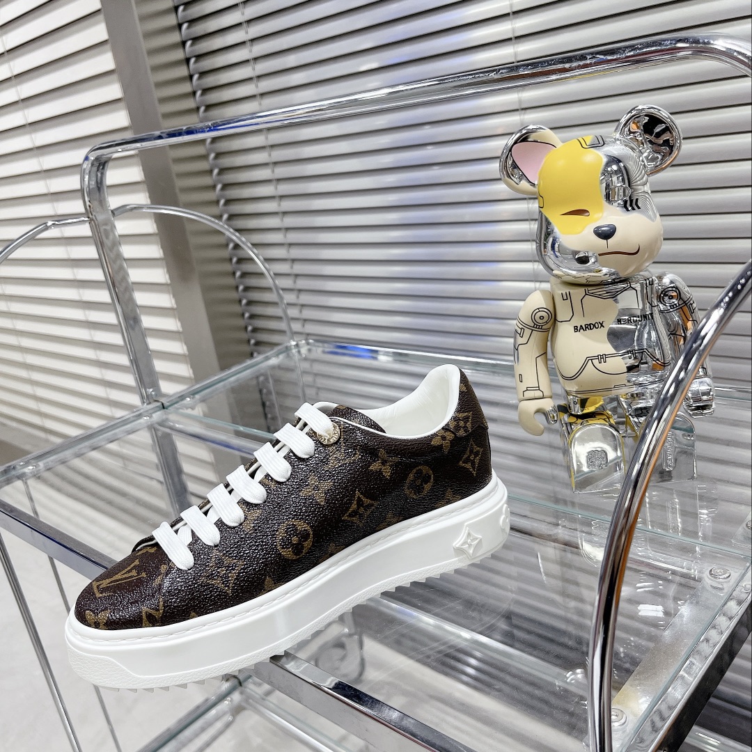 l**is V*t*n low-top sneakers