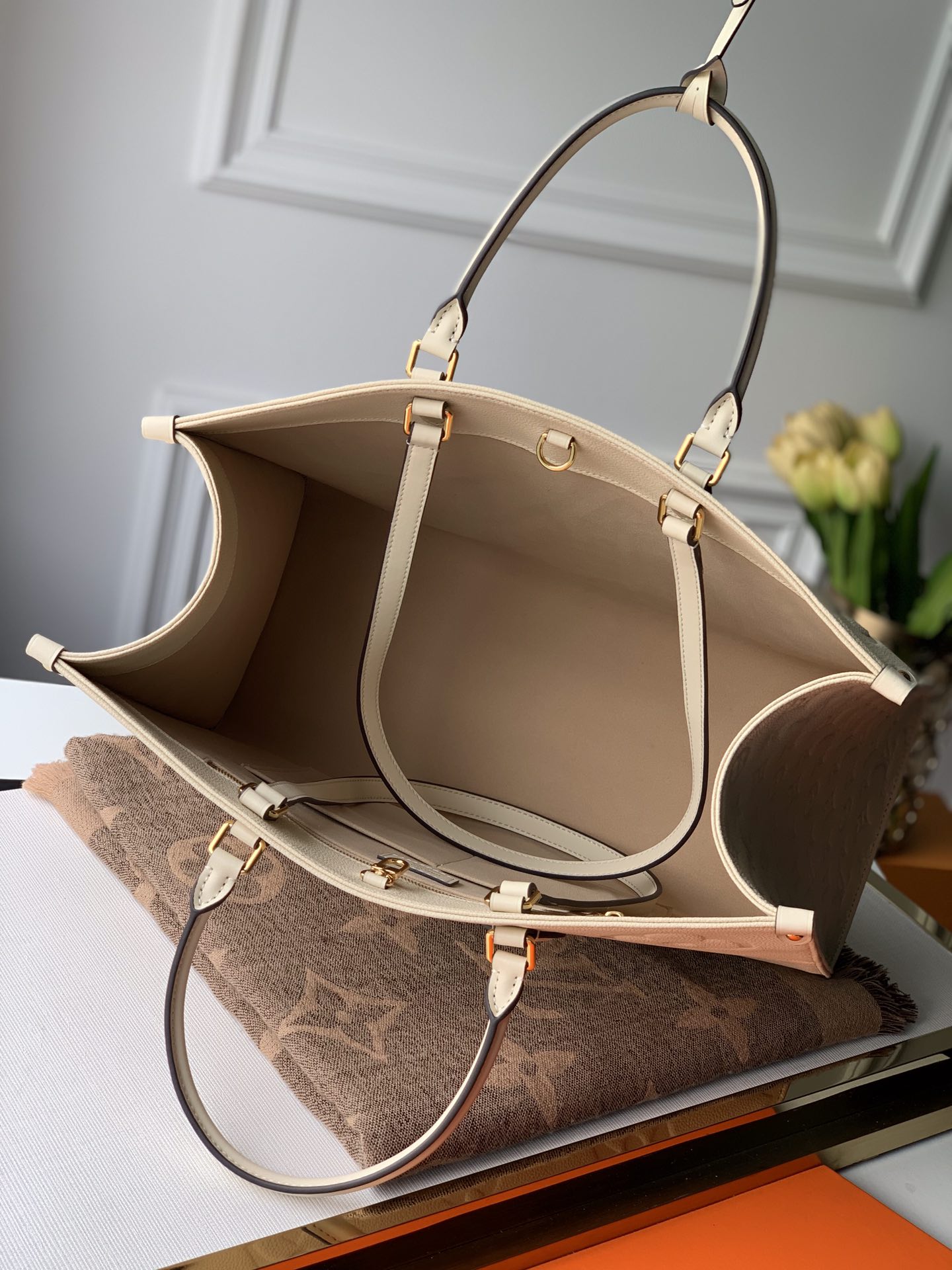 l**is V*t*n onthego handbag-41*34*19cm