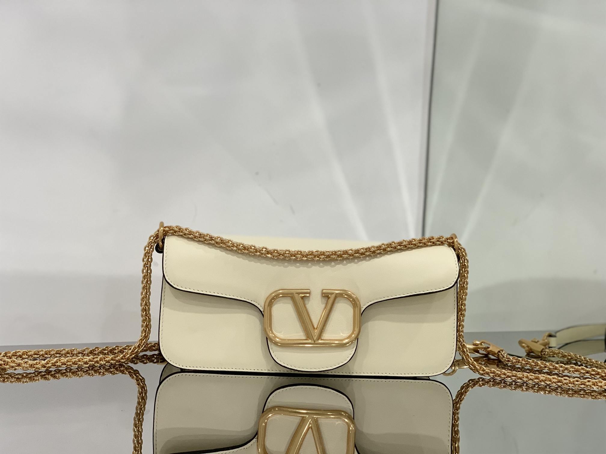 Valentino Garavani Locò Shoulder Bbag In Calfskin With Metallic VLogo-27*13*6CM