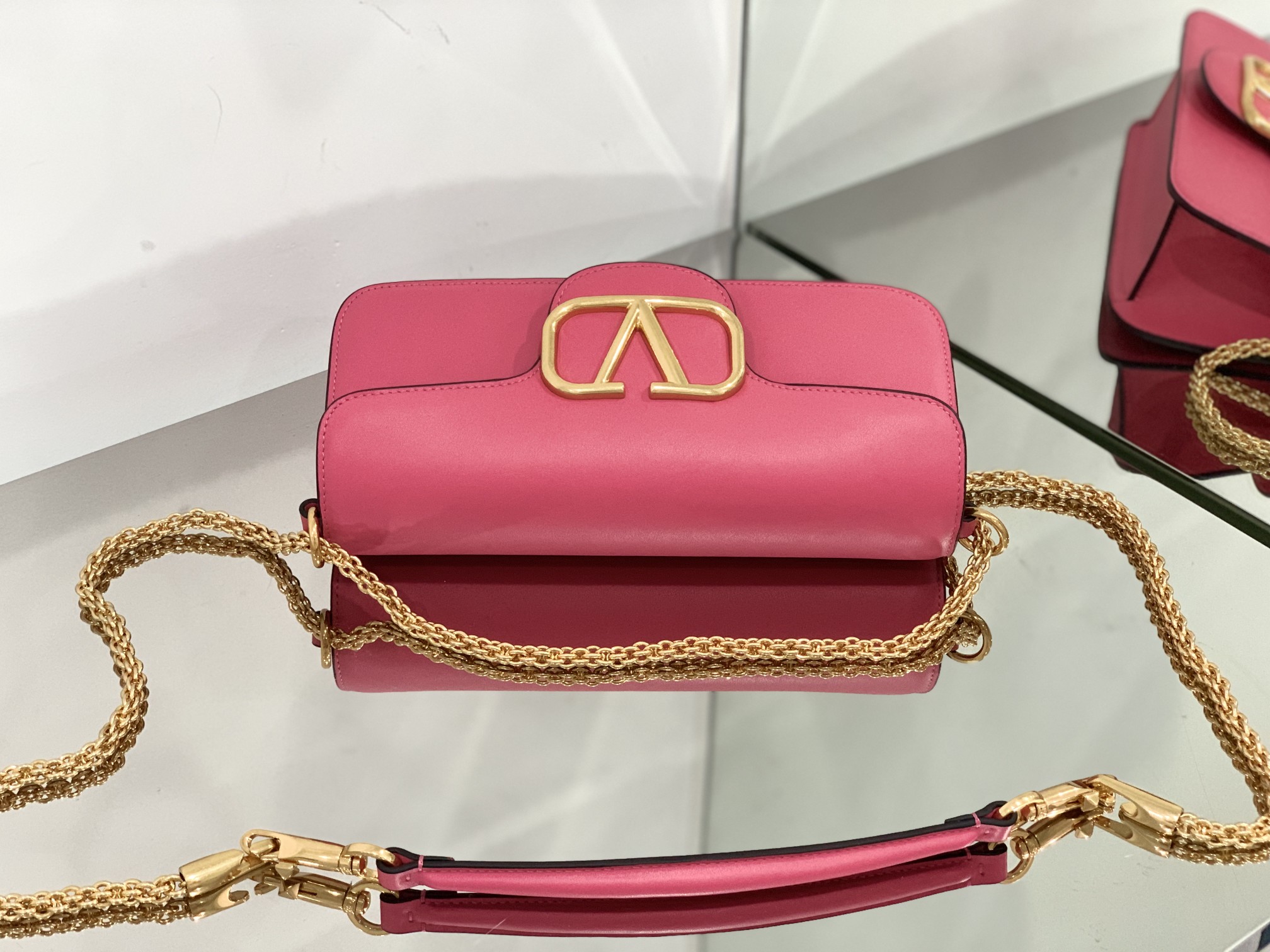 Valentino Garavani Locò Shoulder Bbag In Calfskin With Metallic VLogo-27*13*6CM