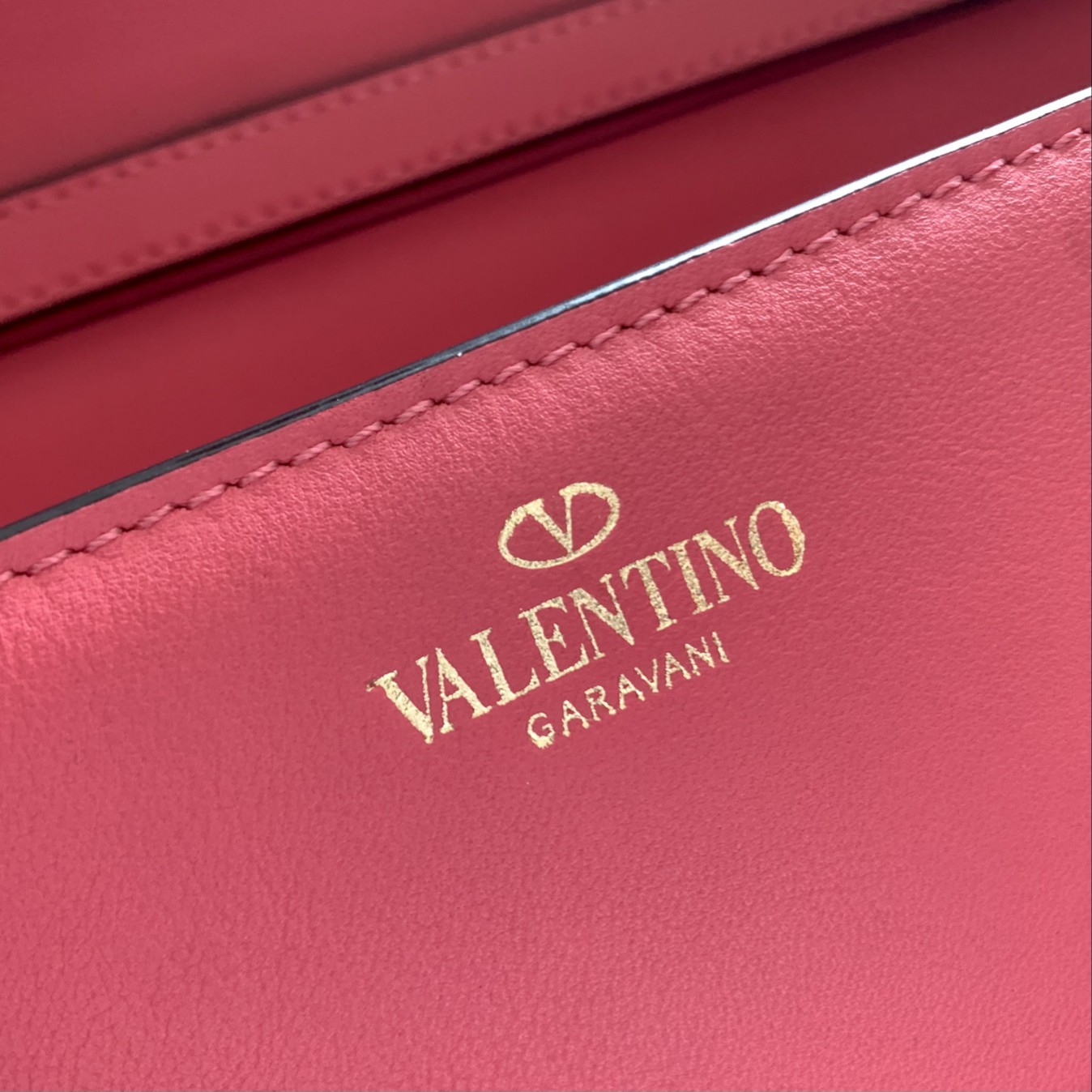 Valentino Garavani Locò Shoulder Bbag In Calfskin With Metallic VLogo-27*13*6CM
