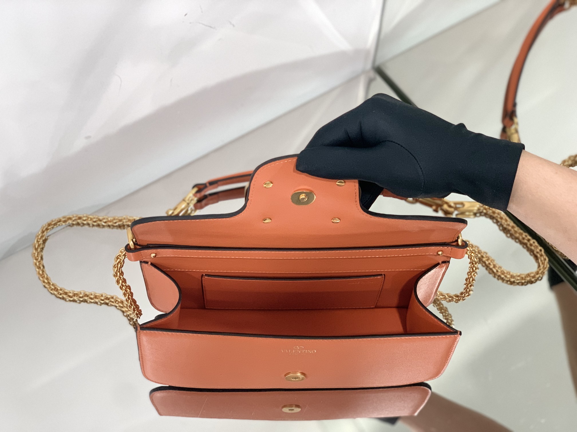 Valentino Garavani Locò Shoulder Bbag In Calfskin With Metallic VLogo-27*13*6CM