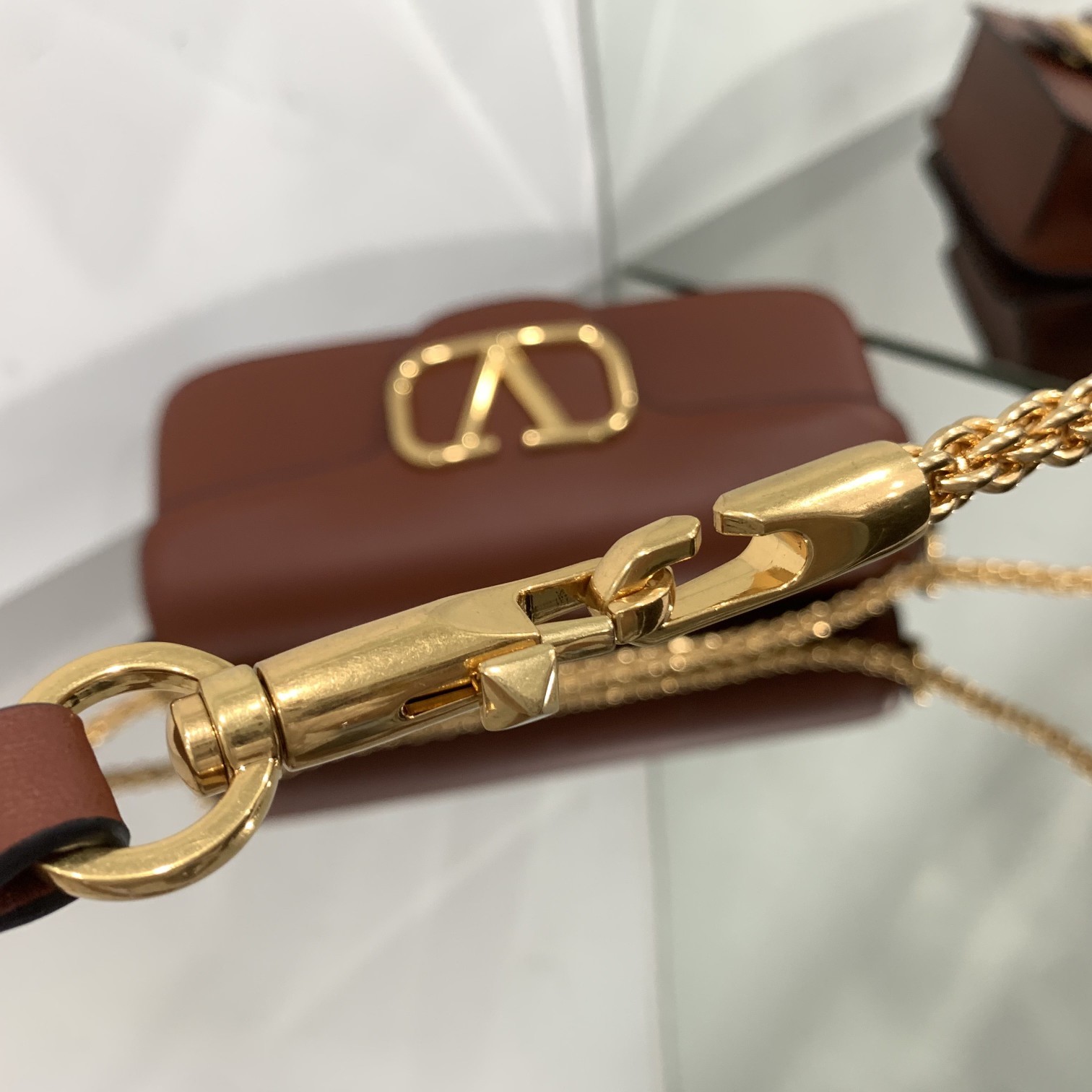 Valentino Garavani Locò Shoulder Bbag In Calfskin With Metallic VLogo-27*13*6CM