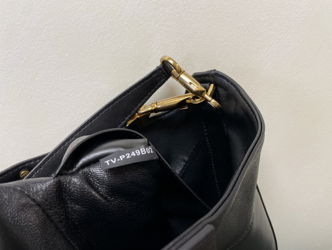 Valentino Garavani StudSign-28*22*7CM