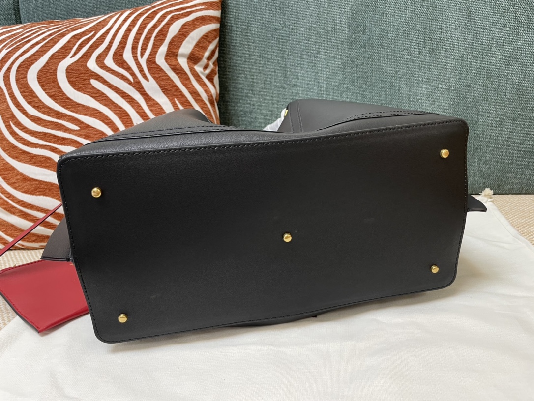 Valentino Garavani Escape Handbags-31*25*15&41*25*18 CM