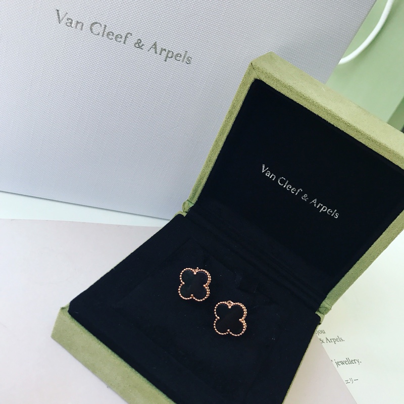 Van Cleef &Arpels Earring