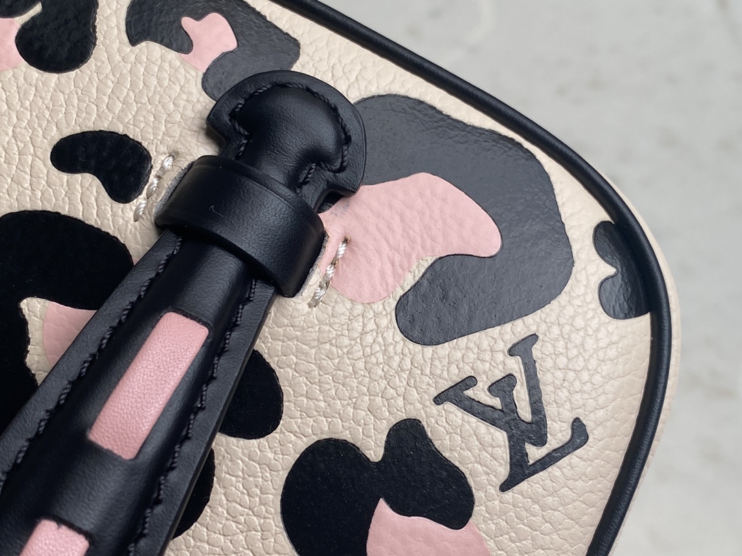 l**is V*t*n cosmetic bag-20*13.5*12cm