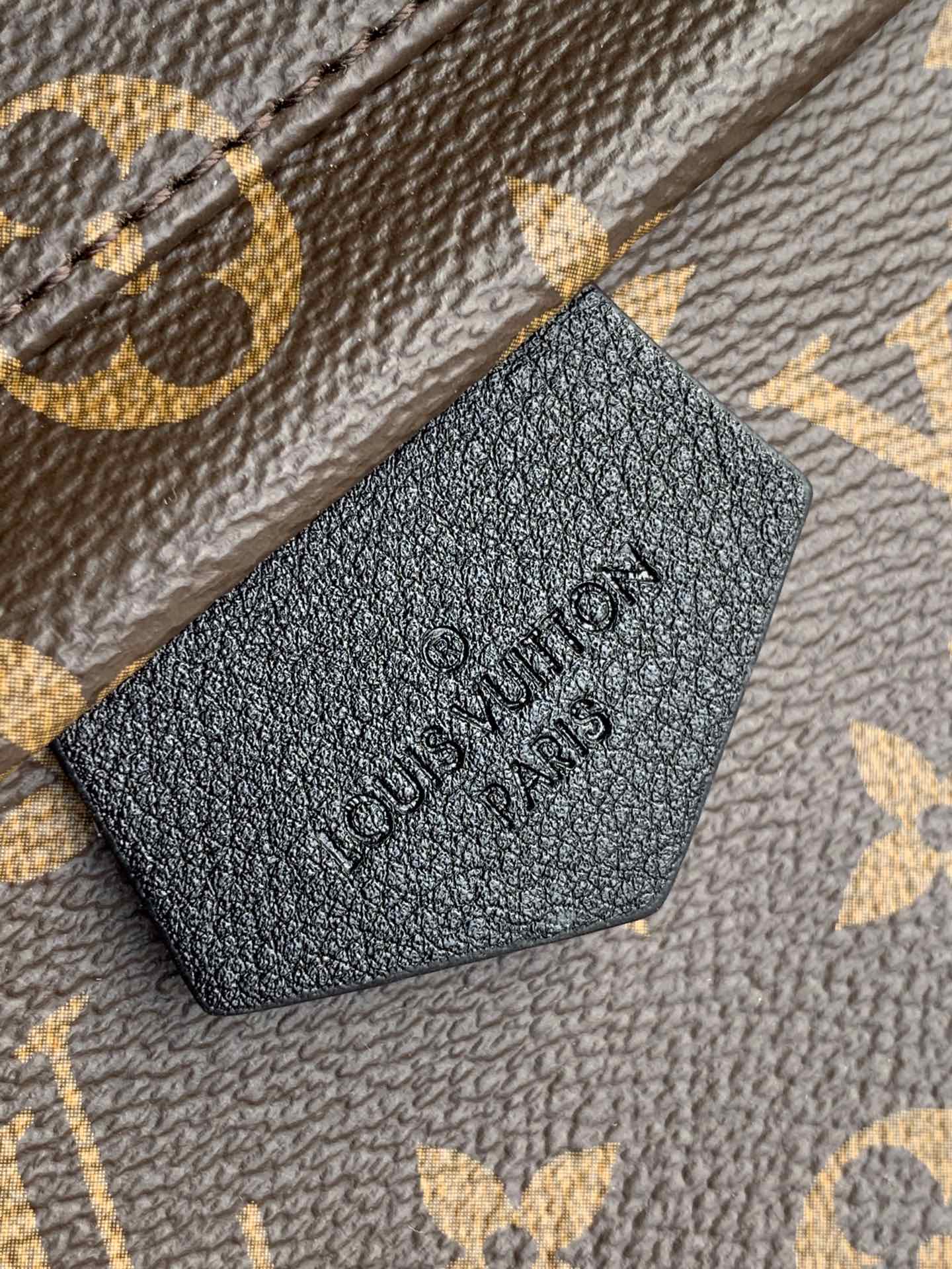 l**is V*t*n mm backpack-28*33*16cm