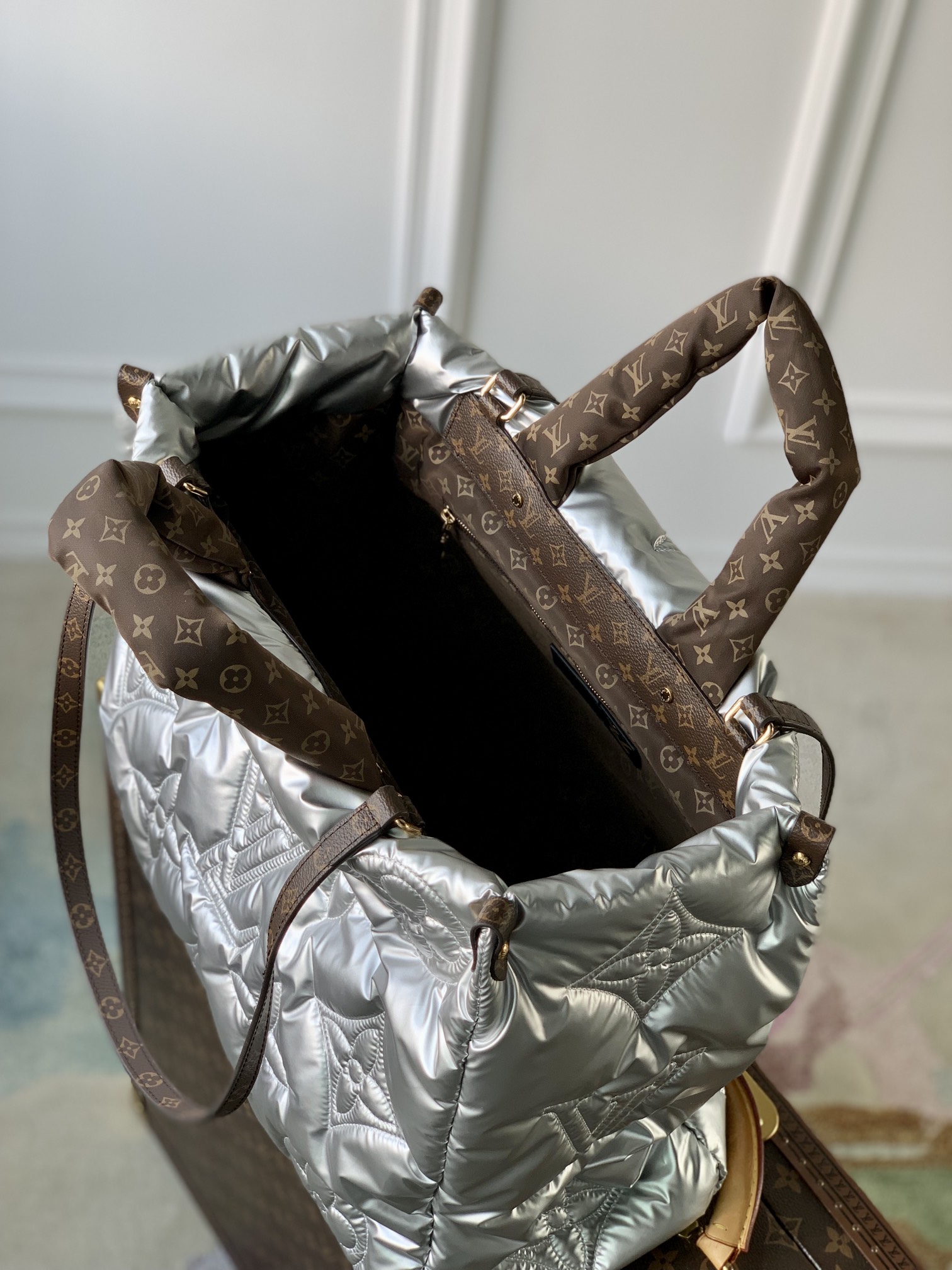 l**is V*t*n onthego handbag-41*34*19cm