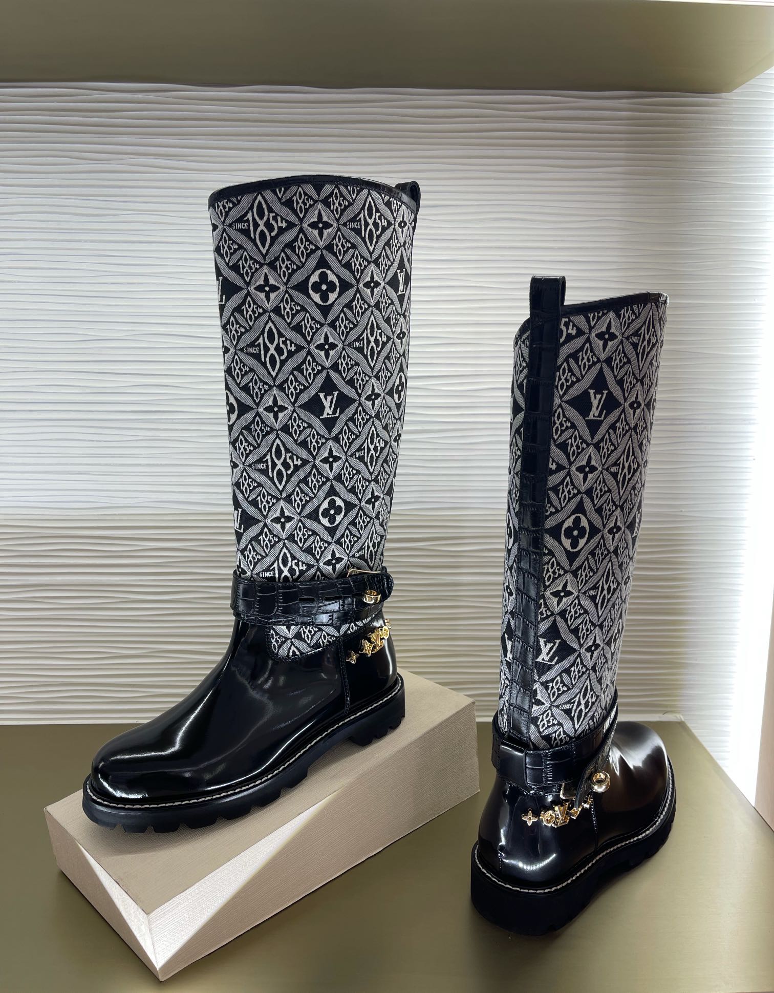 l**is V*t*n boots（eu35-42）