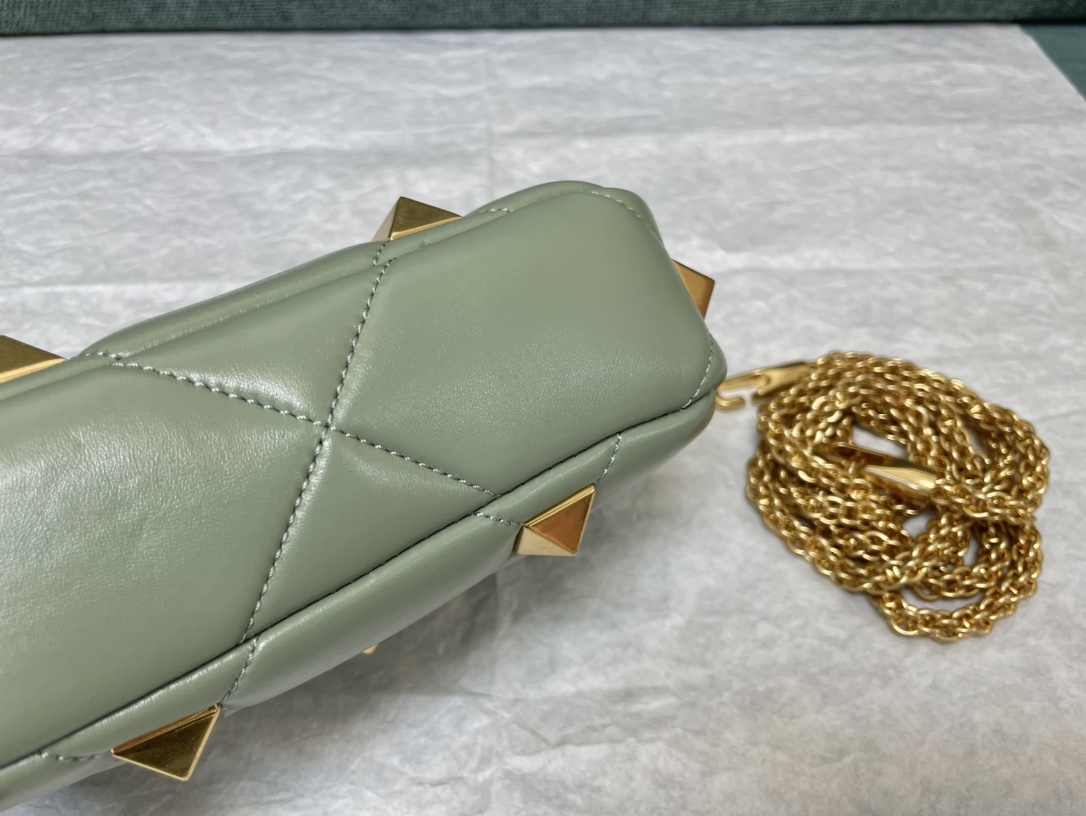 Valentin0 Garavani Roman Stud-Mini Size-19x13x6CM