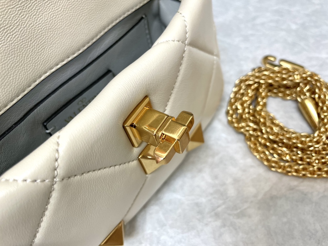 Valentin0 Garavani Roman Stud-Mini Size-19x13x6CM