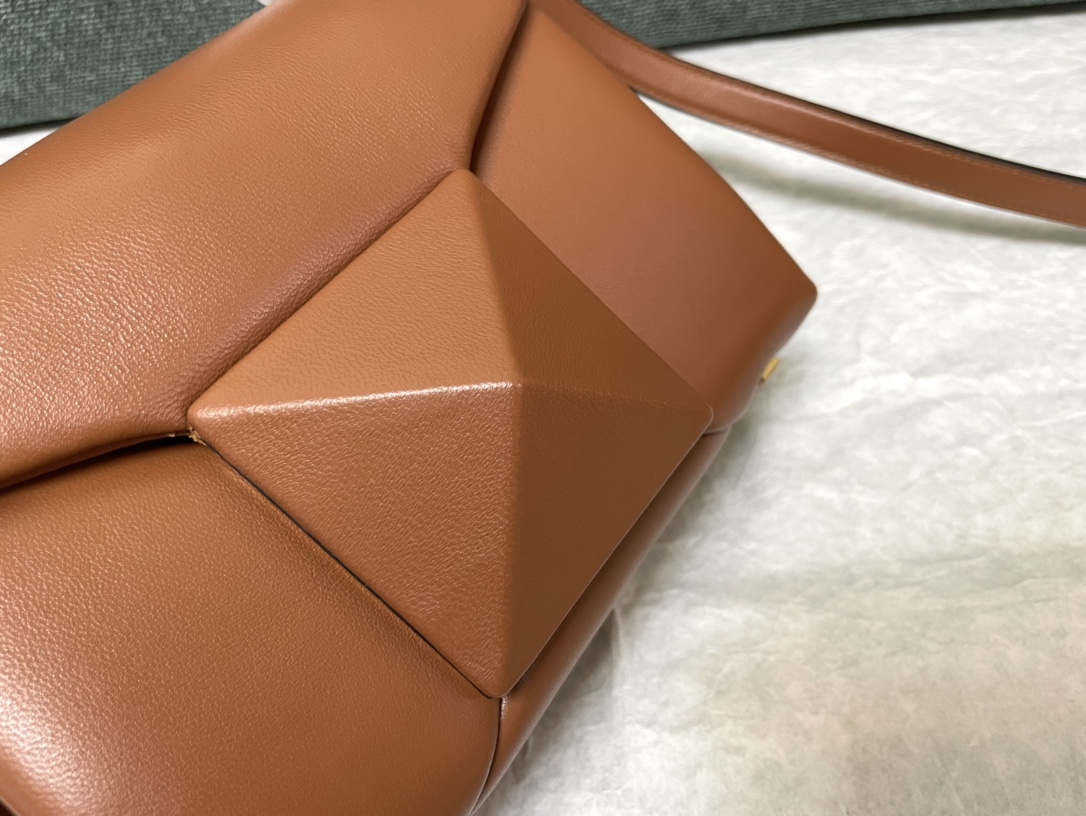 Valentin0 Valentino One Stud-20x13x8.5CM