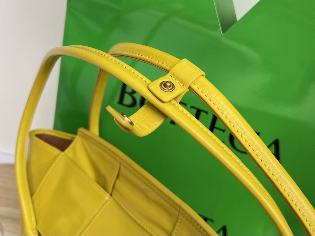 Bo*te*ga ve*ne*ta arco bag-23x21x9cm