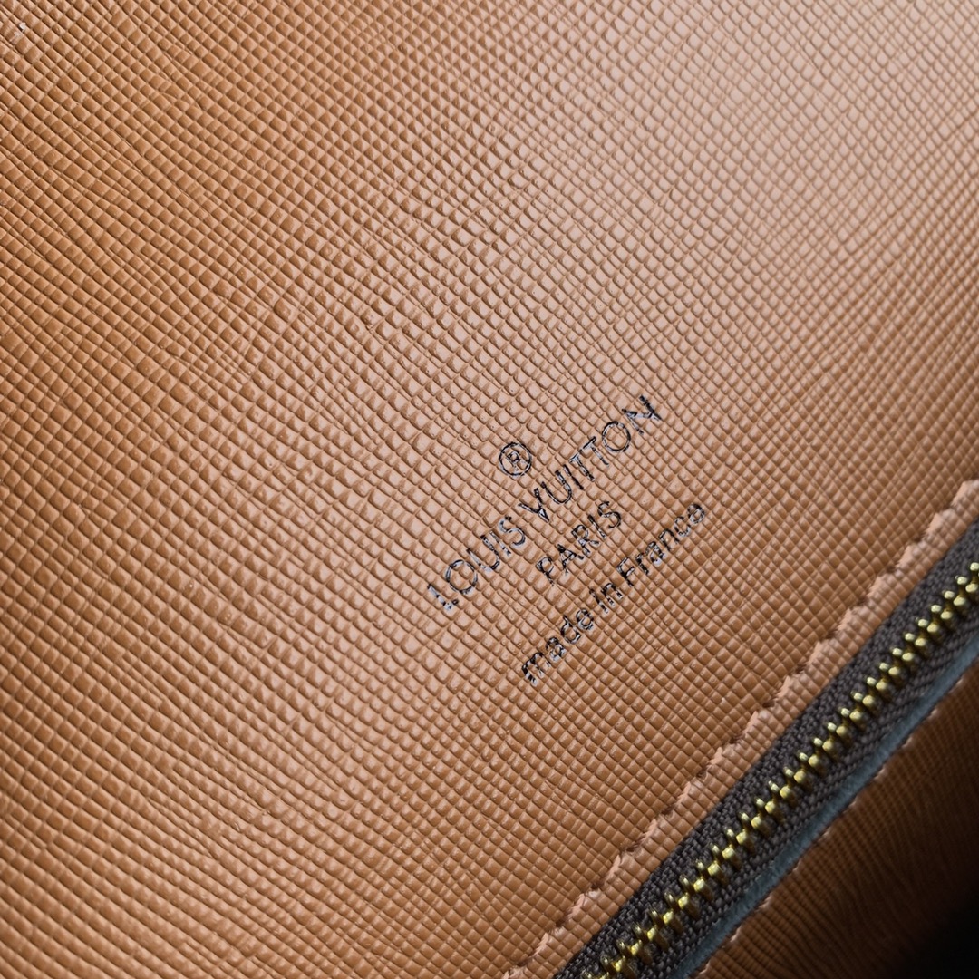 l**is V*t*n vintage saddle bag-22*24*7cm