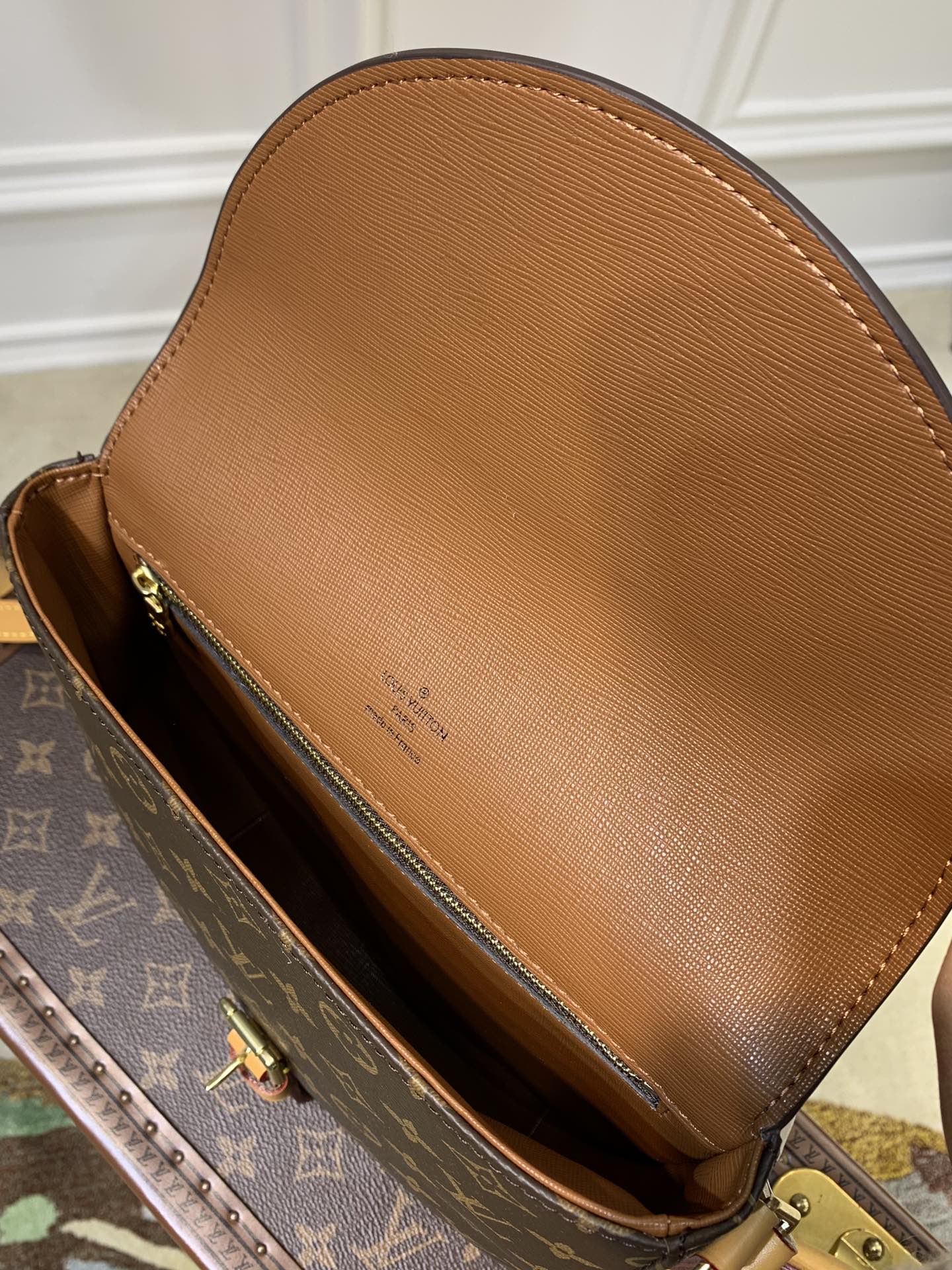 l**is V*t*n vintage saddle bag-22*24*7cm