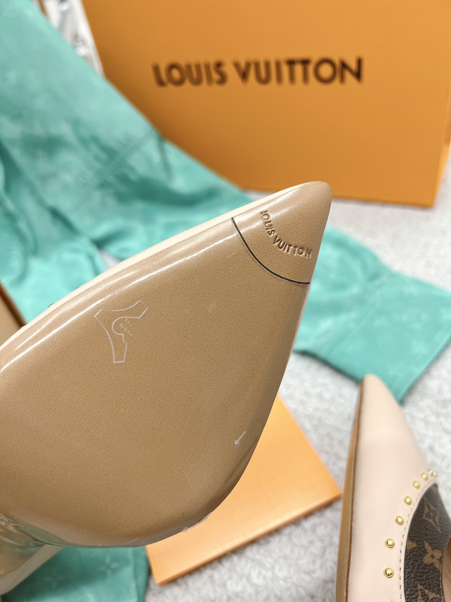 l**is V*t*n heel-10.5cm