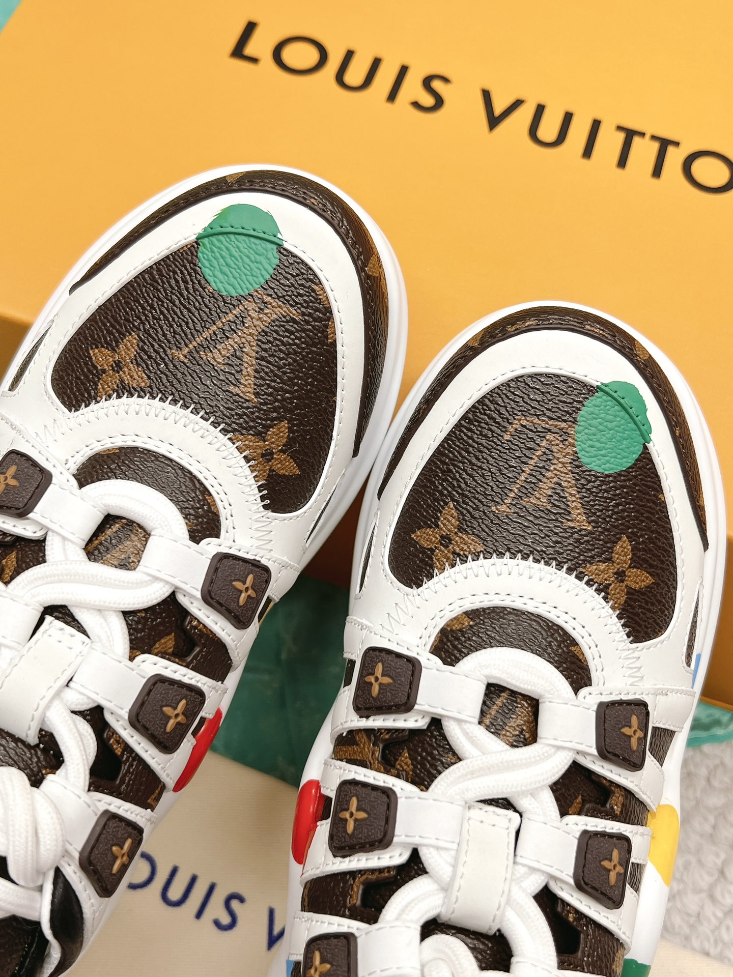 l**is V*t*n archlight sneaker(eu35-41)