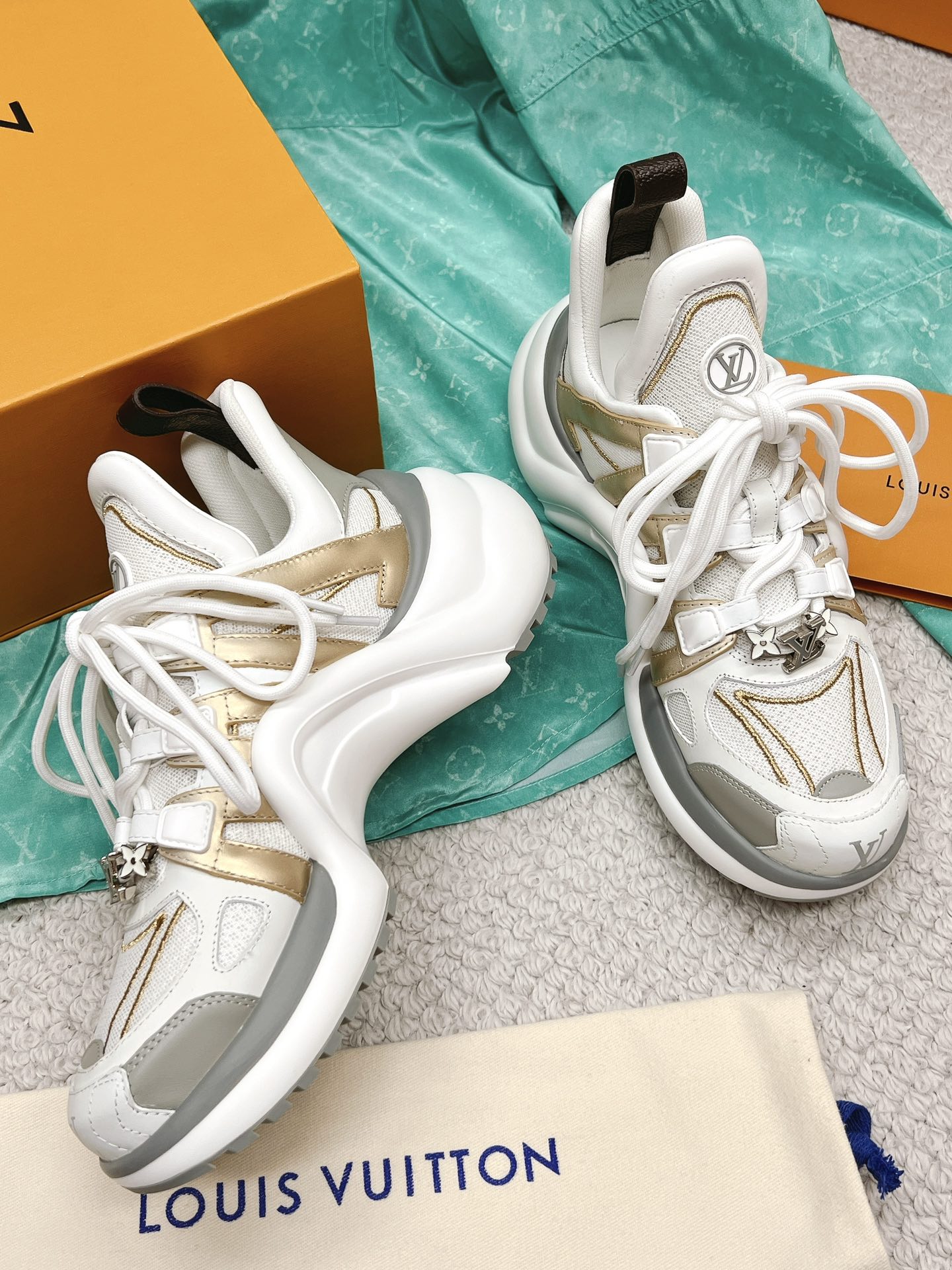 l**is V*t*n archlight sneaker(eu35-41)