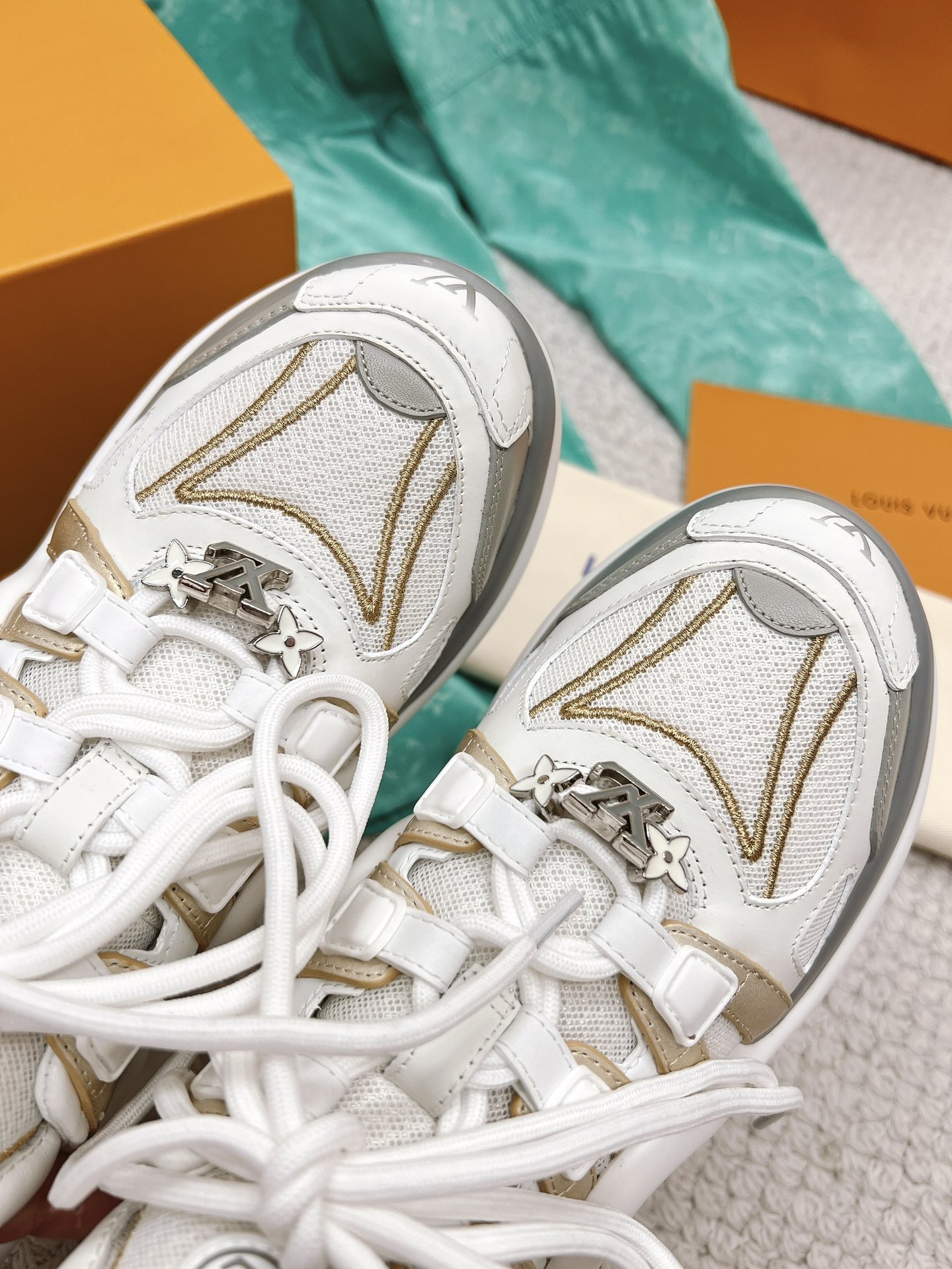 l**is V*t*n archlight sneaker(eu35-41)