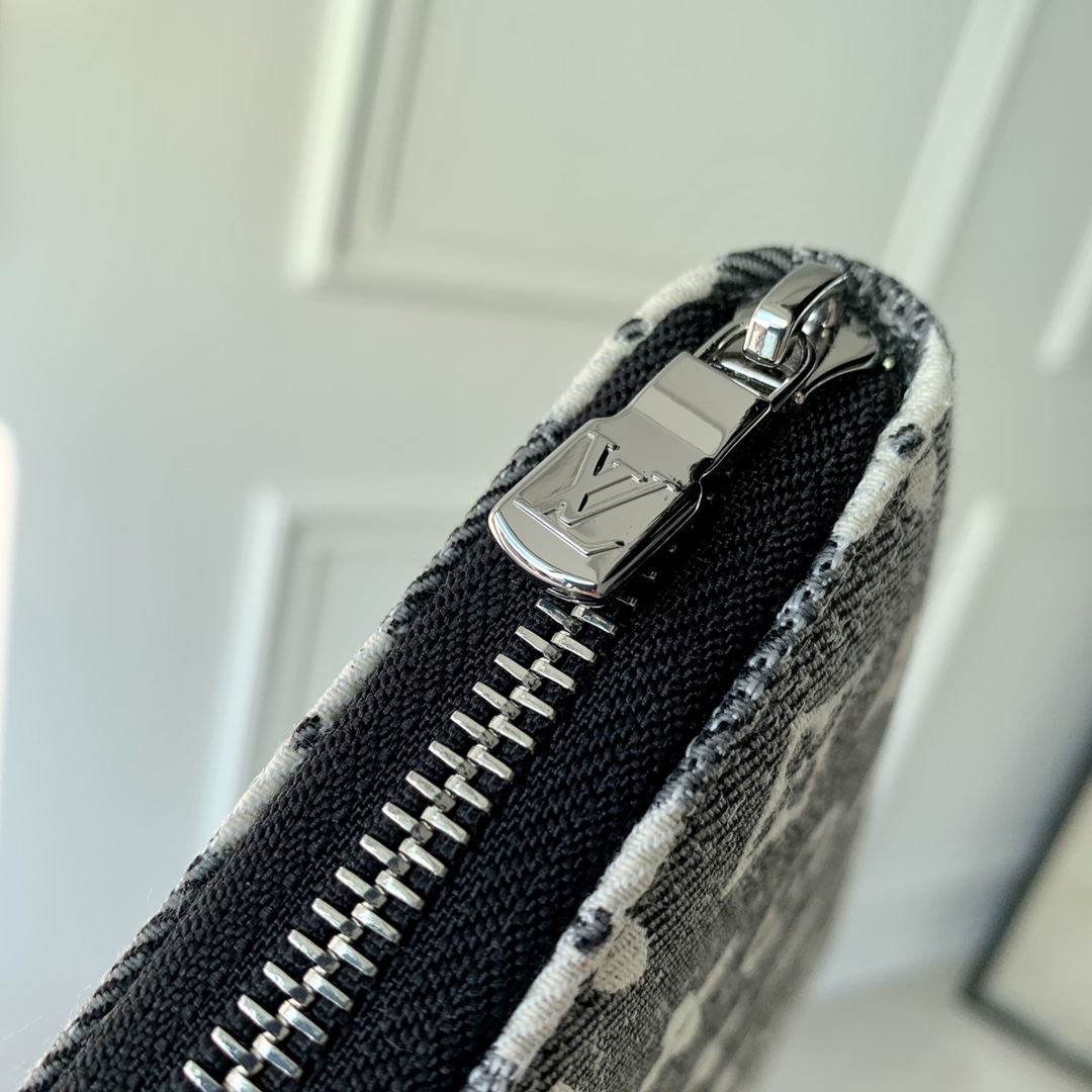 l**is V*t*n zippy wallet m81858-19.5 10.5 2.5cm