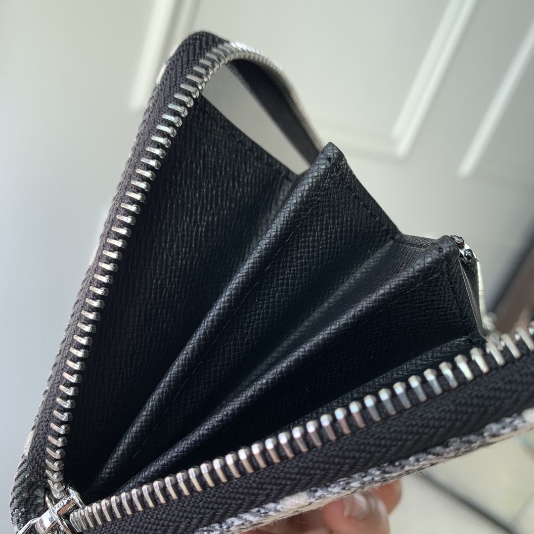 l**is V*t*n zippy wallet m81858-19.5 10.5 2.5cm