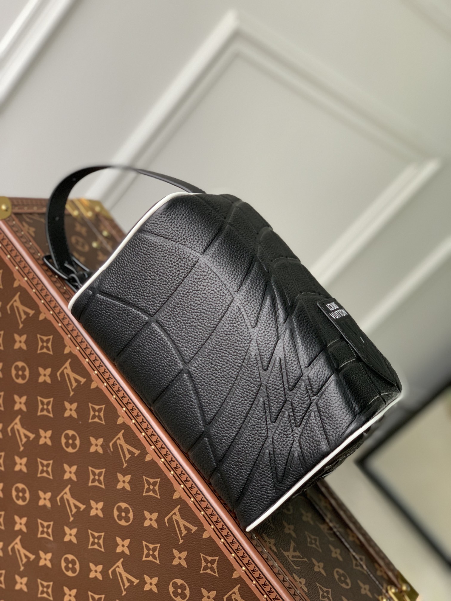 l**is V*t*n cloakroom dopp kit pouch-15 x 24 x 15cm