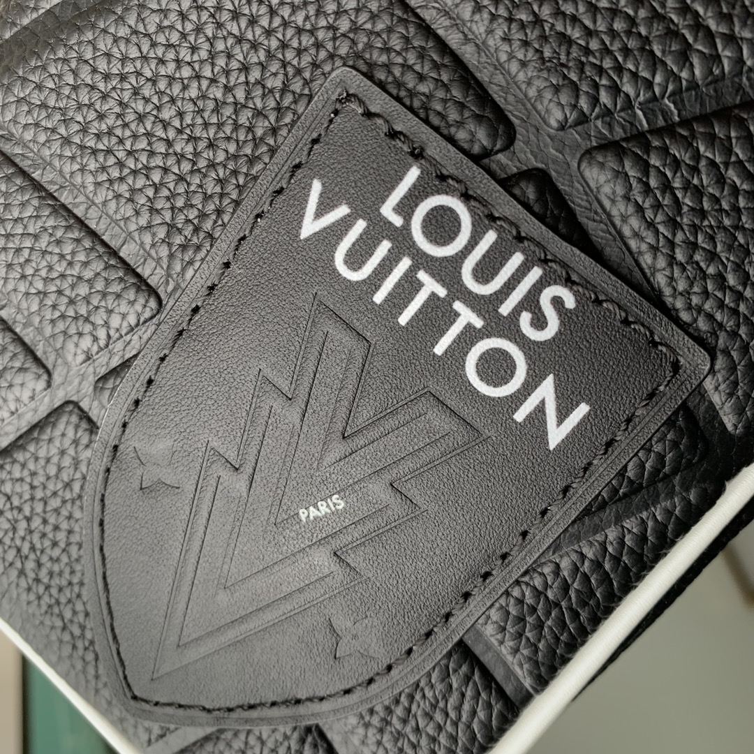 l**is V*t*n cloakroom dopp kit pouch-15 x 24 x 15cm